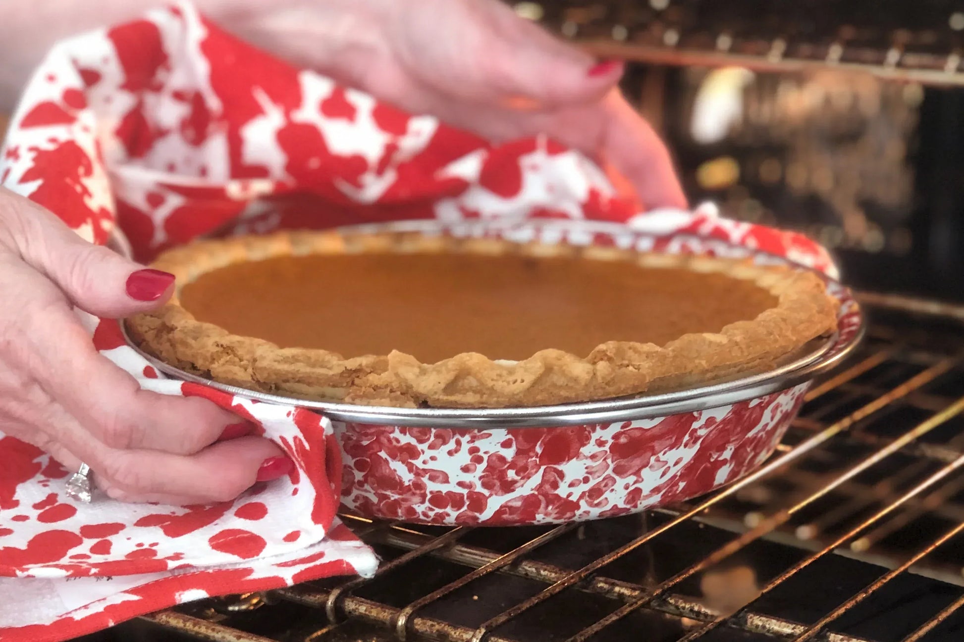 RD17 - Red Swirl Pie Plate - Golden Rabbit Enamelware